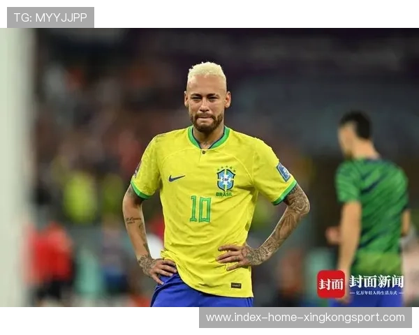 内马尔与少年选手切磋技术，耐心教导被广泛传播