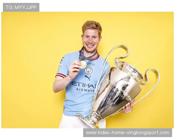 德布劳内快速回收送出穿透长传,曼城组织如行云流水 德布劳内快速回收送出穿透长传,曼城组织如行云流水