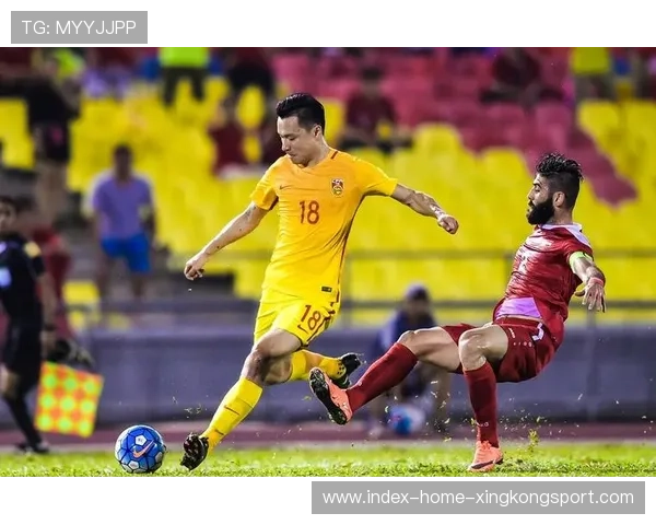 足球土超门将扑出点球力挽狂澜：逆风中的守门人故事