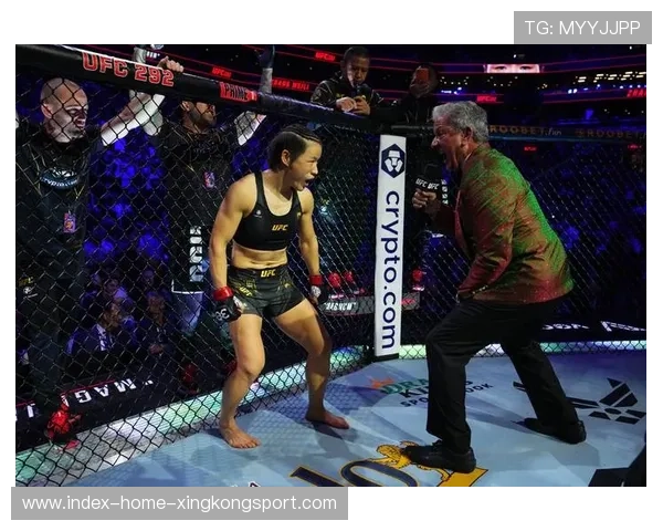 UFC裁判意外陷入激烈缠斗,现场震惊全场! UFC裁判意外陷入激烈缠斗,现场震惊全场!