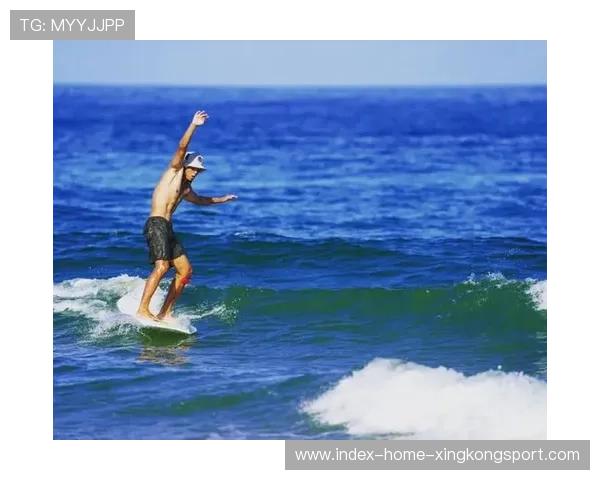 冲浪选手在巨浪中摆造型拍照，摄影师称其“海上疯子”